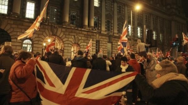 noua raniti in urma protestelor violente din irlanda de nord