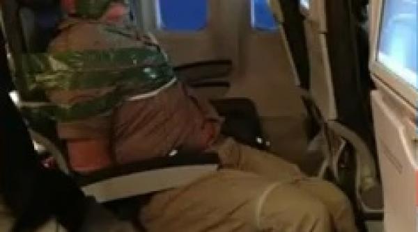 zbor cu emo ii un pasager violent de la bordul unui avion a fost legat de scaun cu banda adeziva