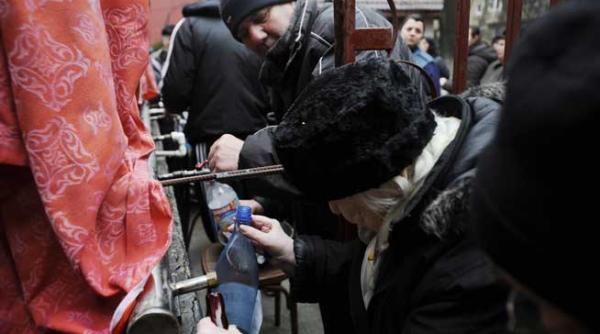 anul asta 12 tone de agheasma cu evlavie cu multa evlavie