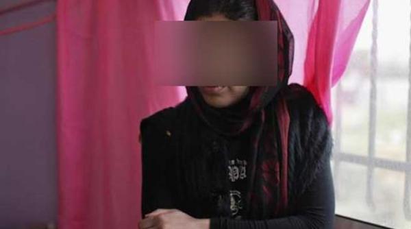 s a baricadat in dormitor pentru a se apara de sotul de 90 de ani