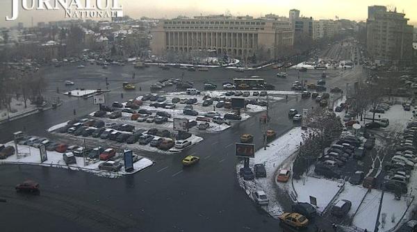 un barbat ameninta ca se sinucide langa cladirea guvernului