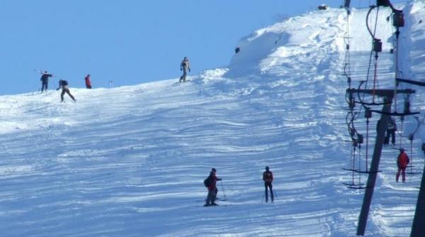accident grav pe partie in semenic un copil de 10 ani a fost ranit de cablul teleschiului care s a rupt