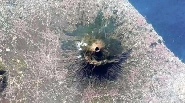 bomba cu ceas a europei fotografiata din spatiu de nasa ce s a intamplat ultima data cand a erupt