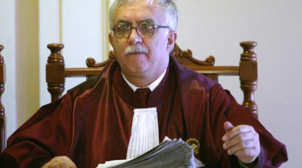 presedintele curtii constitutionale a cazut pe gheata si a suferit o fractura