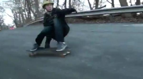supravietuire miraculoasa un skater a trecut milimetric pe langa moarte video