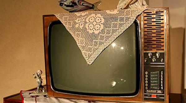 englezii inca folosesc televizoarele alb negru