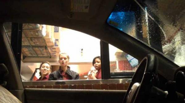 farsa incredibila soferul invizibil comanda mancare la fast food angajatii sunt ingroziti