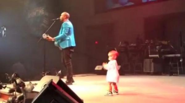 i a furat show ul bebelusul dansator aparitie neasteptata pe scena la concertul tatalui sau video