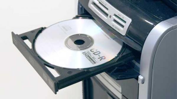 un cd cu o capacitate de 15 000 de ori mai mare decat a unuia obisnuit inventat in romania