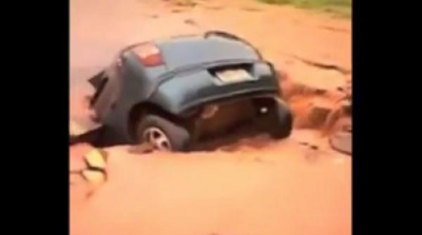 s a cascat pamantul vezi cum o masina dispare in craterul produs pe o sosea video