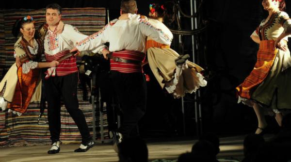 romania singura tara care a prezentat dansuri populare la targul de turism de la viena