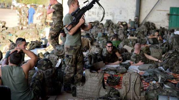 dupa ce s a angajat in razboi franta calculeaza interventia din mali costa 400 000 de euro pe zi