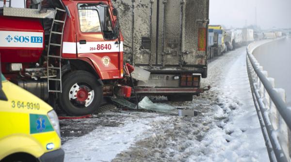 3 morti si cel putin 15 raniti in urma unei coliziuni in lant produsa pe o autostrada din suedia