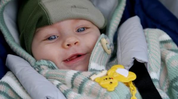 de ce se nasc toti copiii cu ochi albastri