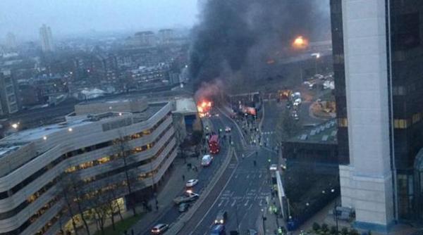 un elicopter s a prabusit in sudul londrei dupa ce a lovit o macara video