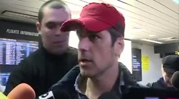 stefan banica jr s a intors singur din dubai cantaretul ironic pe aeroport
