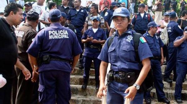 lupul paznic la oi toti politistii din doua orase mexicane au fost arestati