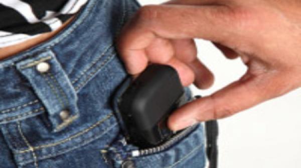 hot de buzunare la 81 de ani batranul a fost retinut dupa ce a furat un telefon mobil de la un alt barbat