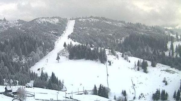 risc de avalansa in muntii bucegi si fagaras turistii avertizati sa nu paraseasca partiile marcate