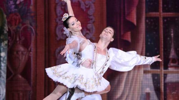 10 000 de spectatori la baletul pe gheata