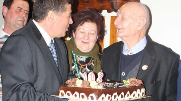 a baut si a cantat la sarbatorirea a 102 ani eveniment punctat printr o scurta vacanta la munte