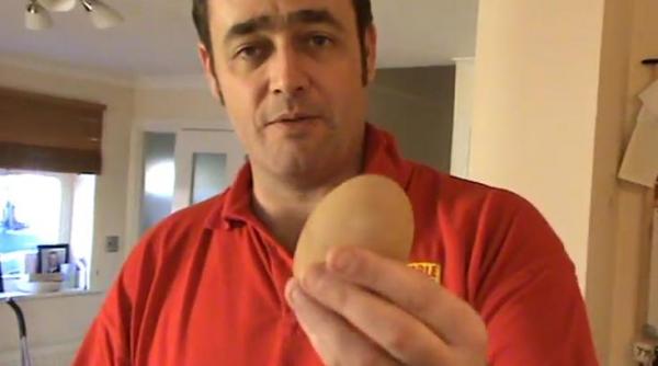 la asta chiar nu m am asteptat ce a gasit un britanic intr un urias ou de gaina video