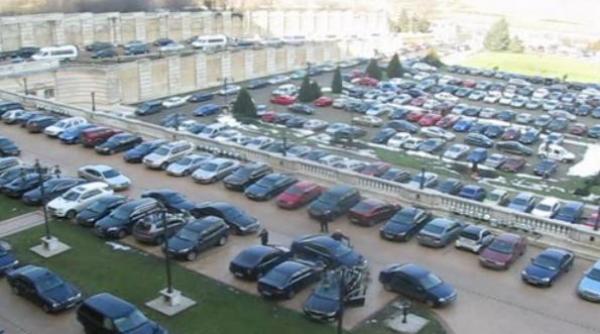 parcarea de la parlament sufocata de sutele de masini ale alesilor vezi imagini din curtea institutiei video