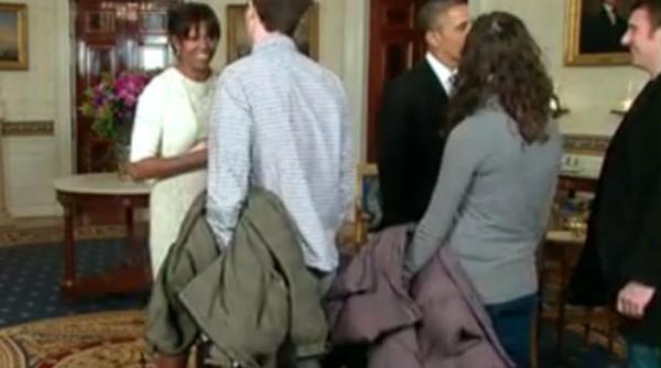 video surpriza in turul prin casa alba cum reactioneaza turistii cand dau de barack si michelle obama