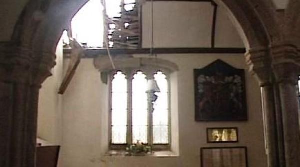 biserica devastata fulgere clopotnita