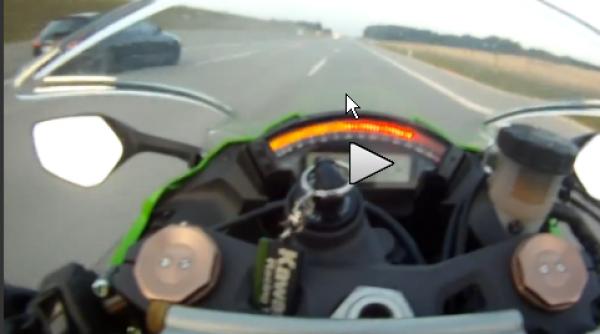 ce filmeaza un motociclist care goneste cu 300 km h video incredibil