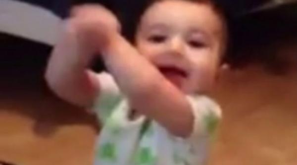 video gangnam style varianta unui copil de sapte luni clipul a fost vazut de peste 800 000 de persoane in cateva zile