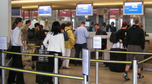 viral metoda inedita gasita de o tanara pentru a sari peste coada de la check in video