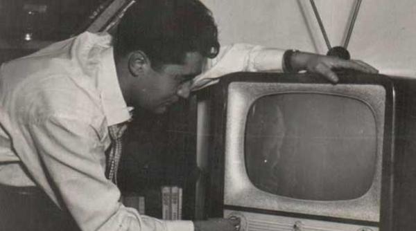 a murit omul care aduce rasul