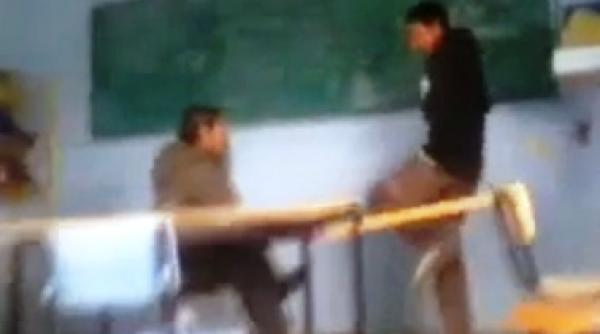 profesor bataie elev