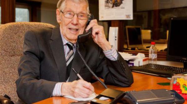 cel mai batran angajat britanic la 100 de ani face munca de secretariat