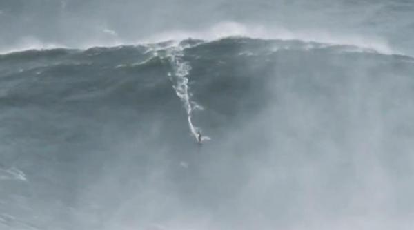 iti taie respiratia momentul in care un surfer invinge un val inalt de 30 de metri si stabileste un nou record mondial video