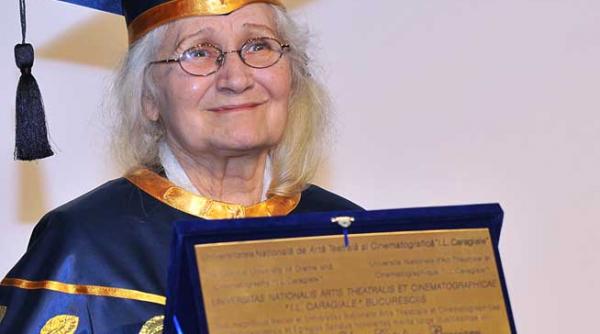 catalina buzoianu ar mai sparge peretii teatrelor