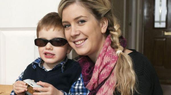 povestea copilului condamnat sa poarte ochelari de soare