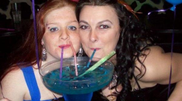 premiul pentru cea mai iresponsabila mama i a dat fiicei sale sa bea de la trei ani