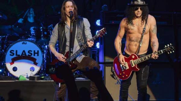 trei fani norocosi se vor intalni cu slash