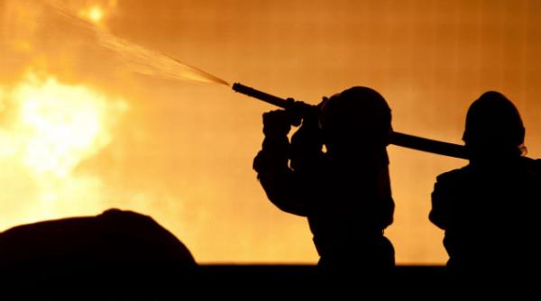 un puternic incendiu izbucnit in sectorul 2 a afectat trei case