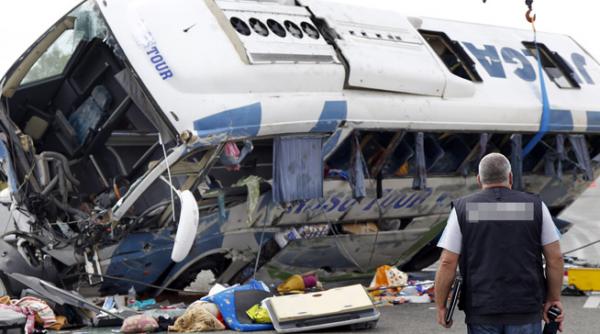 autocar romanesc implicat intr un grav accident in germania un om a murit 15 sunt raniti