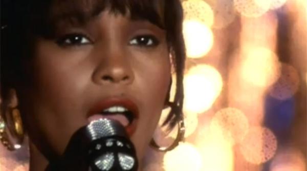 cartea despre viata cantaretei whitney huston boicotata de fiica acesteia