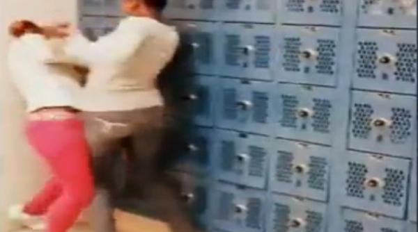 clipul care a facut inconjurul lumii o batausa primeste o lectoe neasteptata in vestiarul scolii