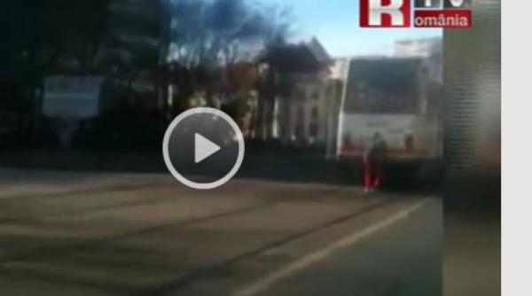 se intampla in bucuresti la plimbare pe carligul tramvaiului video