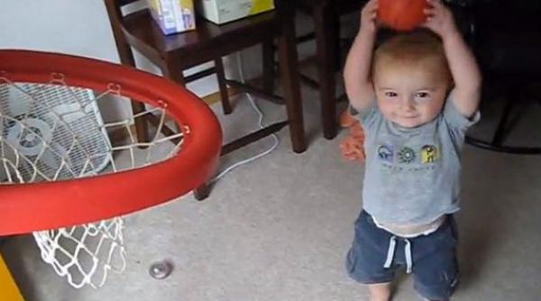 incredibil la numai 2 ani micutul titus reuseste aruncari ce poate starni invidia baschetbalistilor profesionisti video