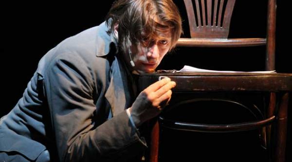 nebunul lui manole nu pare a fi nebun