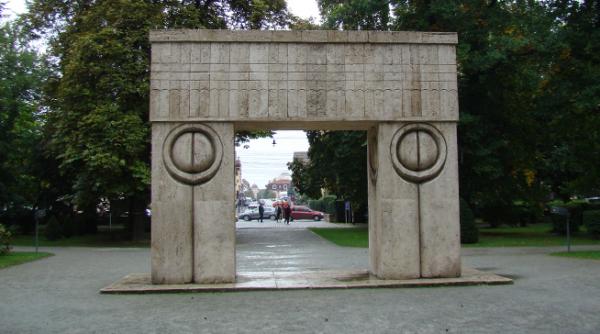 poarta sarutului restaurare