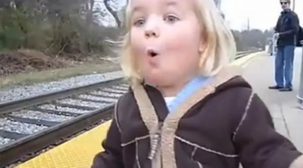 reactia ei a cucerit internetul ce face o fetita cand vede pentru prima oara un tren video