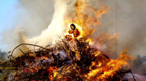 vrajitoare arsa pe rug papua noua guinee